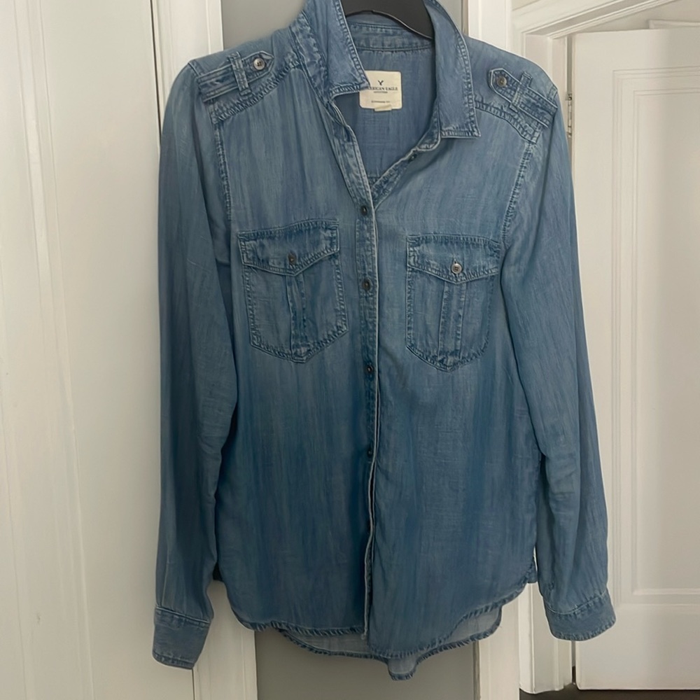 American Eagle 🦅 soft denim shirt ( small)